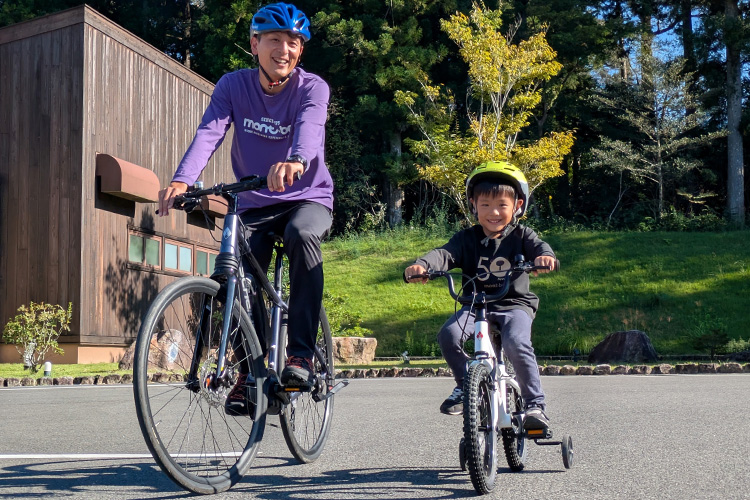 親子で並び、サイクリングを楽しむ様子